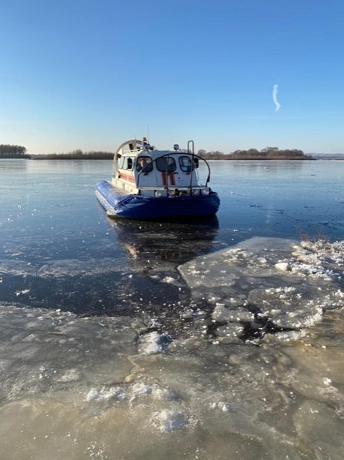 Девятерых рыбаков спасли сотрудники МЧС с дрейфующей льдины в Городецком районе - фото 1