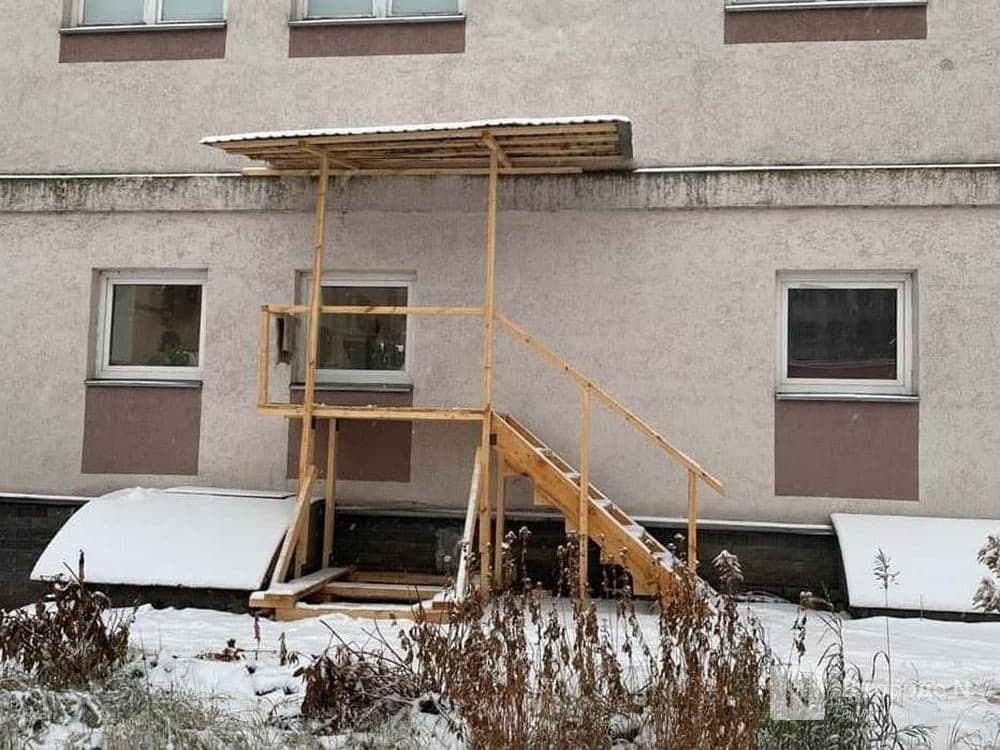 Сотрудникам больницы Нижнего Новгорода организовали вход через окно - фото 1