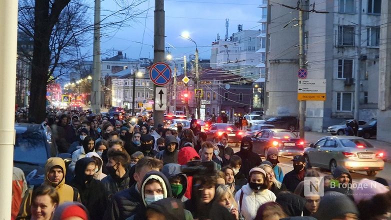 Около тысячи человек вышло на несанкционированный  митинг в поддержку Навального в Нижнем Новгороде - фото 7