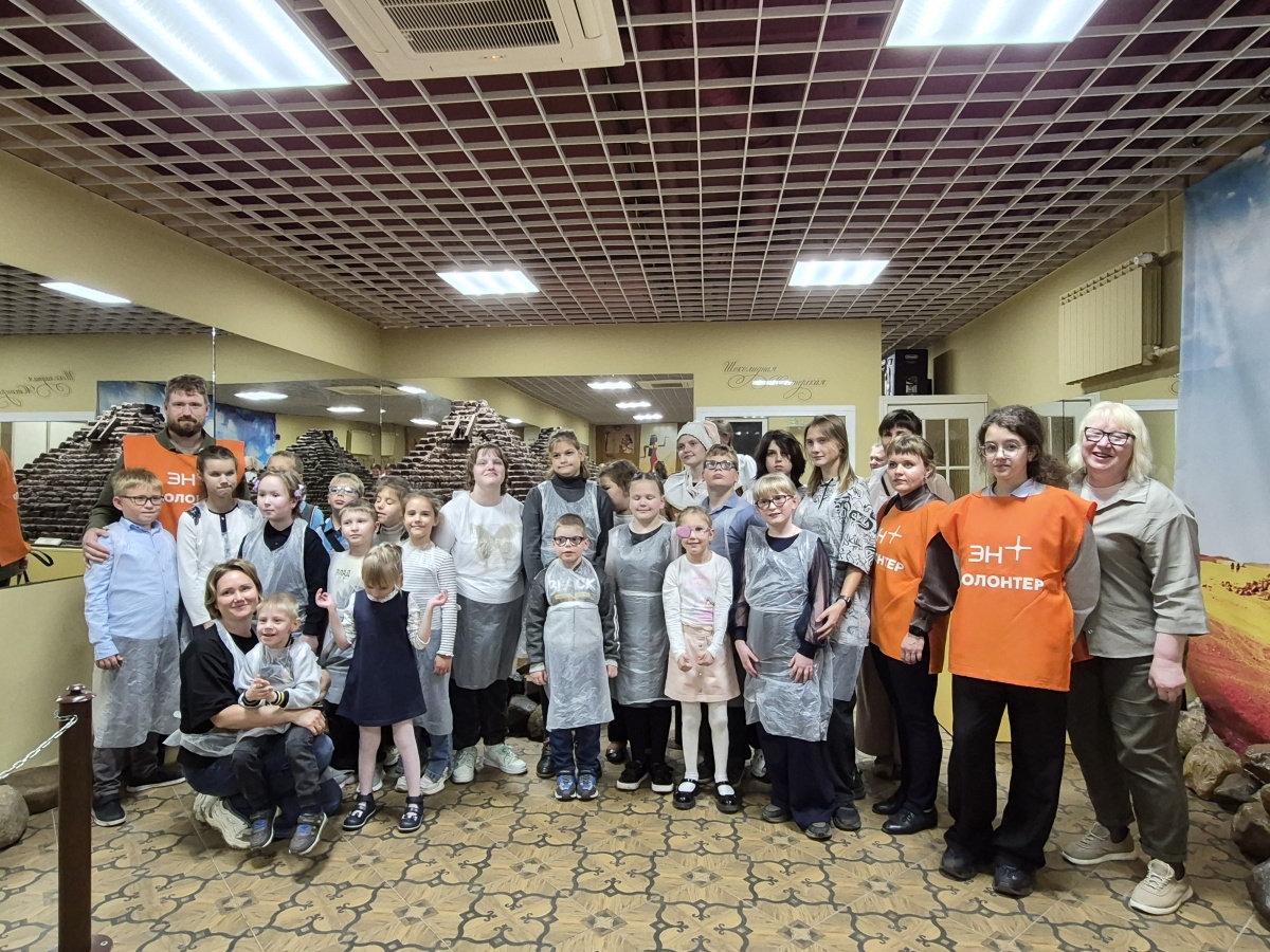 Волонтеры Эн+ вместе с подопечными центра помощи детям-инвалидам по зрению посетили музей шоколада - фото 1