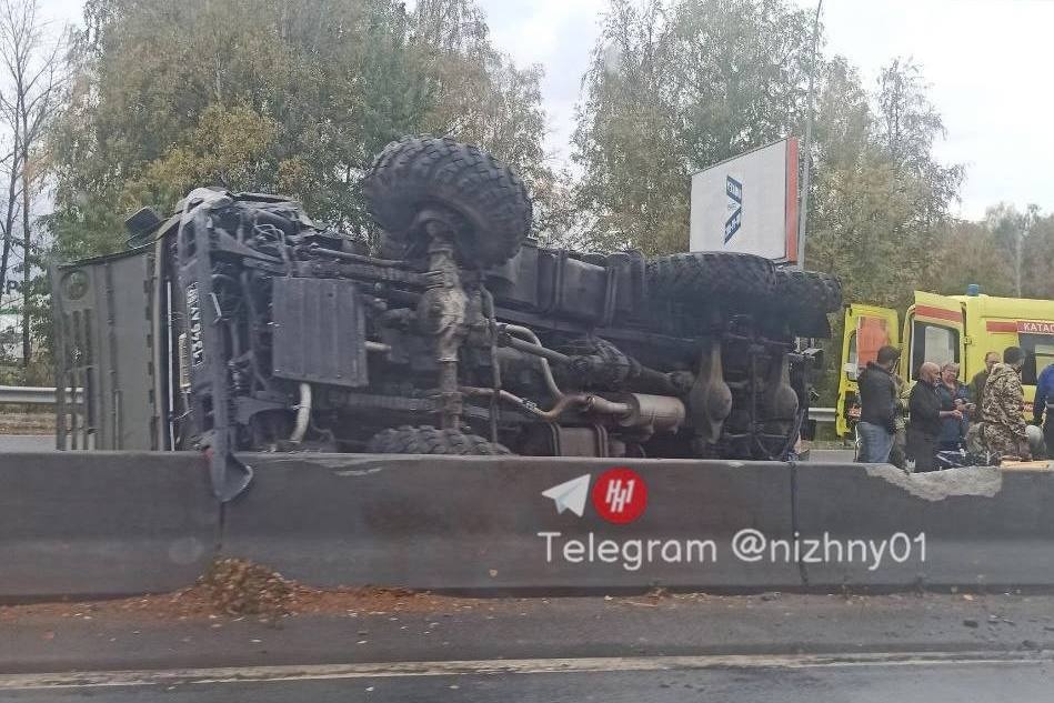 Автомобиль с солдатами перевернулся на Московском шоссе - фото 1