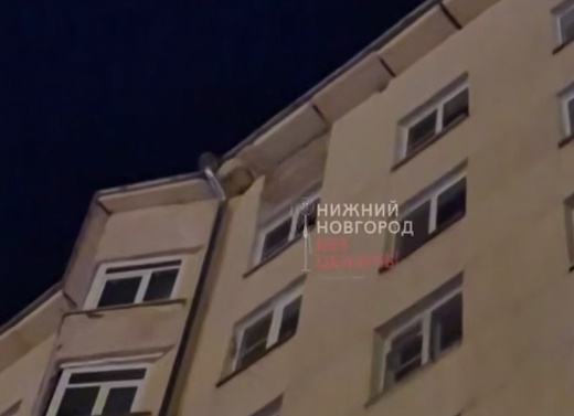 Рухнувшая облицовка дома едва не убила прохожих на Покровке - фото 1