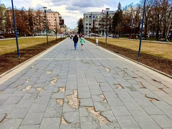 Коммунисты бьют тревогу из-за опасной брусчатки в центре Нижнего Новгорода - фото 1
