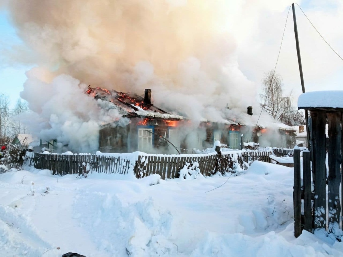 Восьмиквартирный дом загорелся в Семенове - фото 1