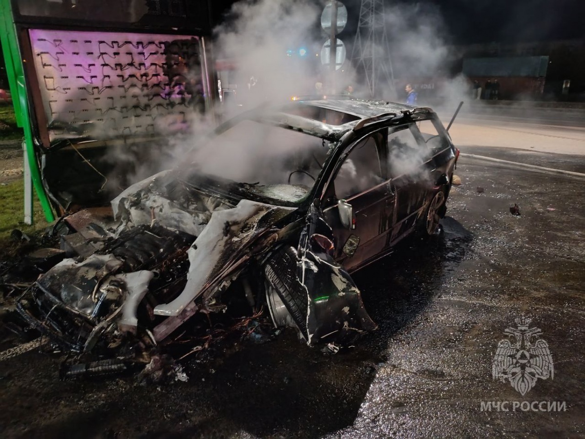 Опубликованы фото с места ДТП с загоревшейся машиной на АЗС в Арзамасе - фото 1