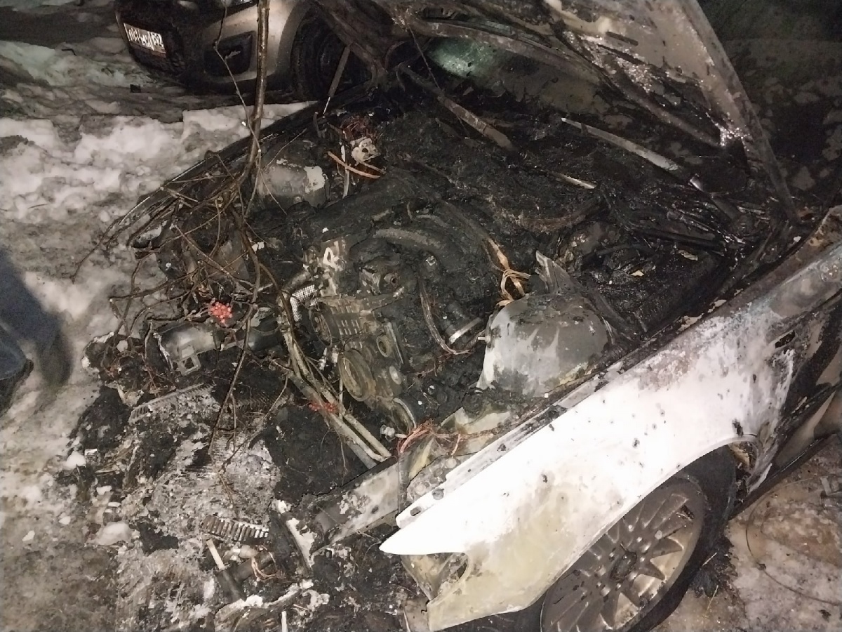 Два автомобиля сгорели ночью в Дзержинске