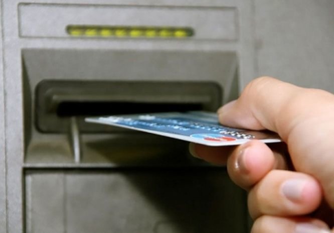 Житель Первомайска украл деньги с найденной банковской карты