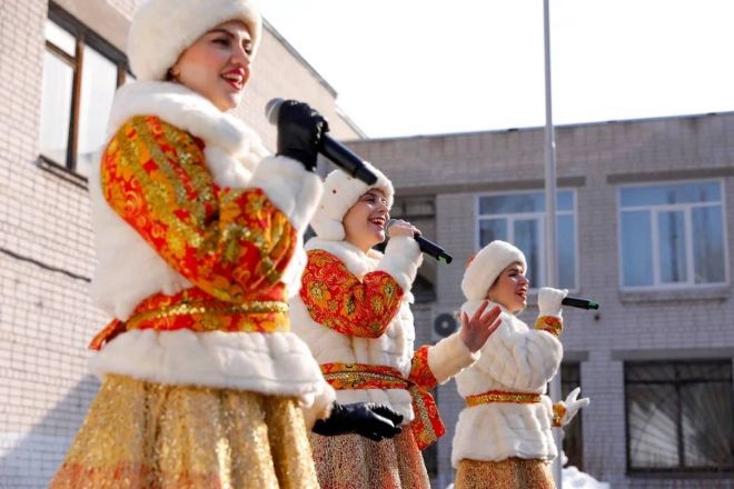 С танцами и блинами: как прошла Масленица в Нижнем Новгороде - фото 14