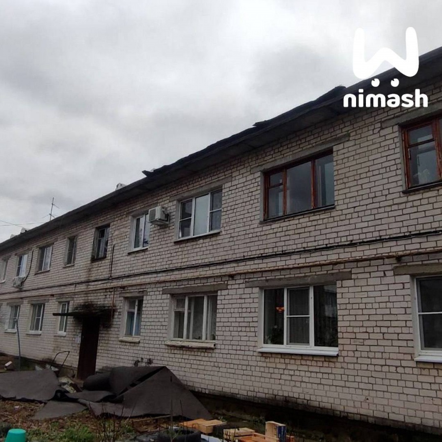 Ураганный ветер сорвал крышу многоквартирного дома в Нижегородской области - фото 1