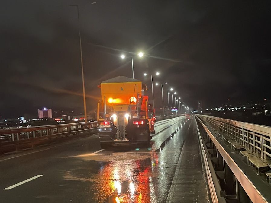 Мосты и дороги Нижнего Новгорода обработали реагентами перед первым снегом - фото 1