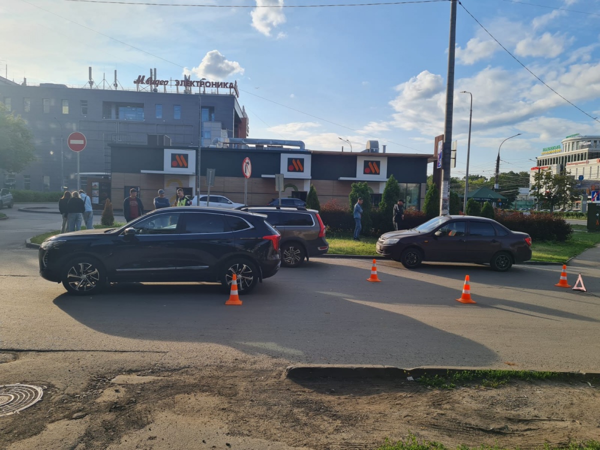 Иномарка сбила ребенка на пешеходном переходе в Нижнем Новгороде - фото 1
