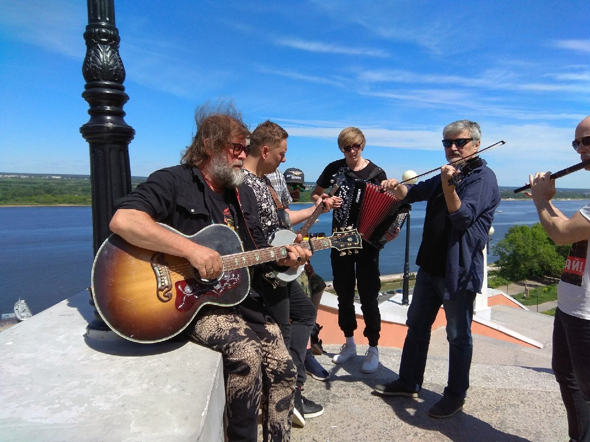 Группа &laquo;Аквариум&raquo; спела для горожан на Чкаловской лестнице в Нижнем Новгороде - фото 1