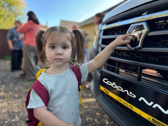 Председатель ЗСНО Люлин вручил многодетной семье ключи от микроавтобуса - фото 3