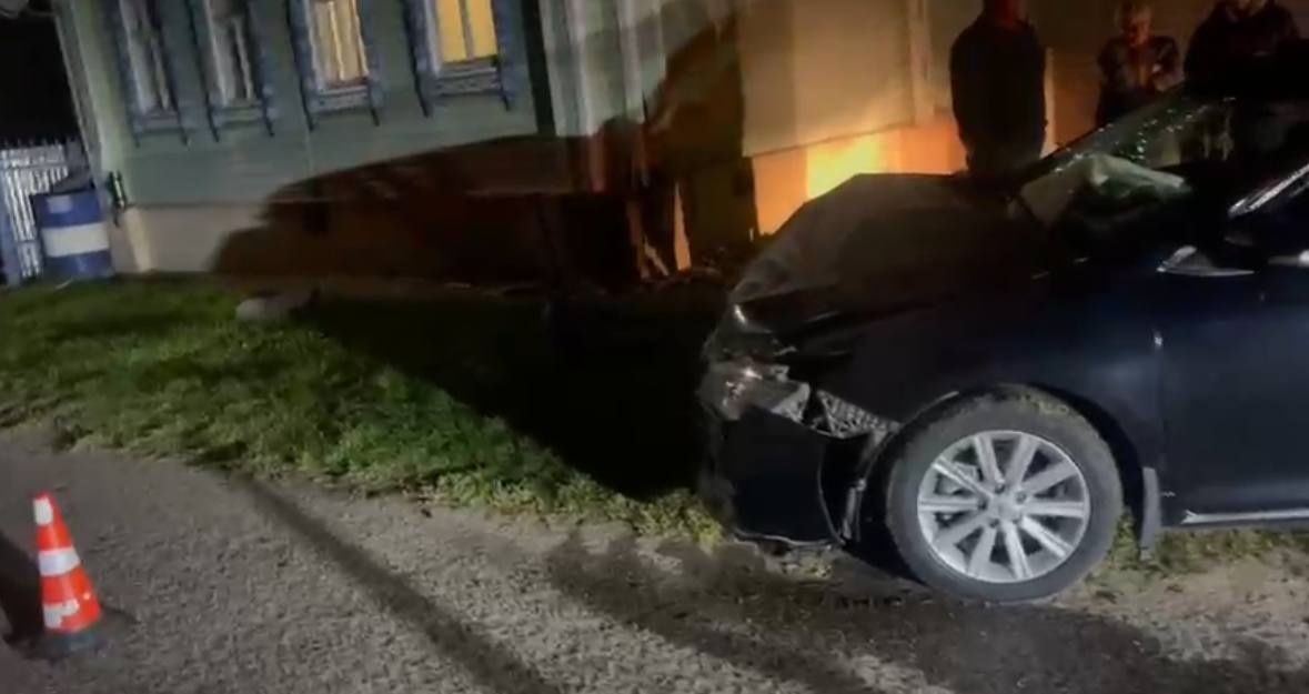  Иномарка протаранила жилой дом в Нижегородской области 