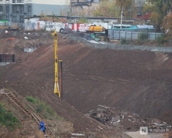 Сорванные сроки и тонна грязи: фоторепортаж со стройки террасного парка в Почаинском овраге - фото 18