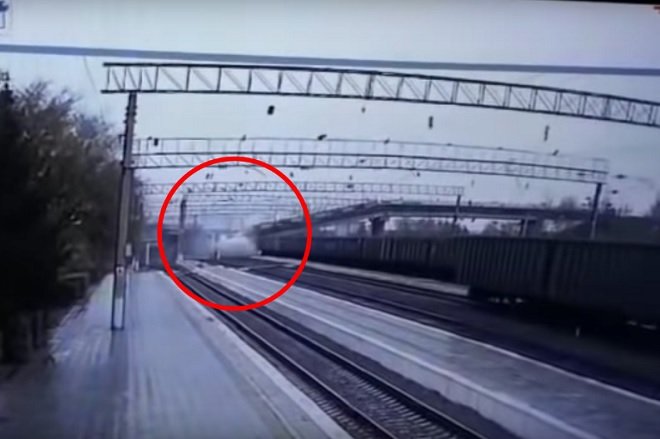 Момент обрушения моста в Приамурье попал на видео - фото 1