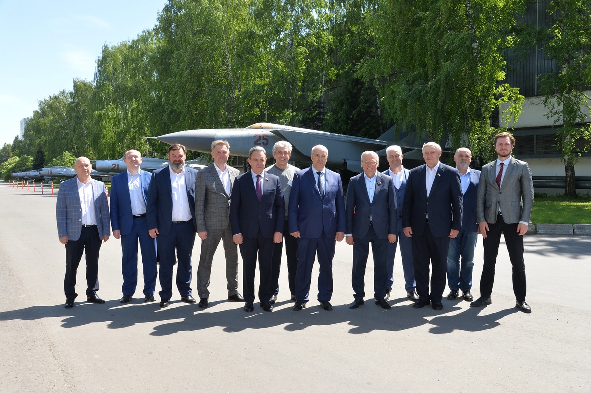 Евгений Люлин вместе с участниками Ассоциации законодателей ПФО посетил авиационный завод &laquo;Сокол&raquo; - фото 1