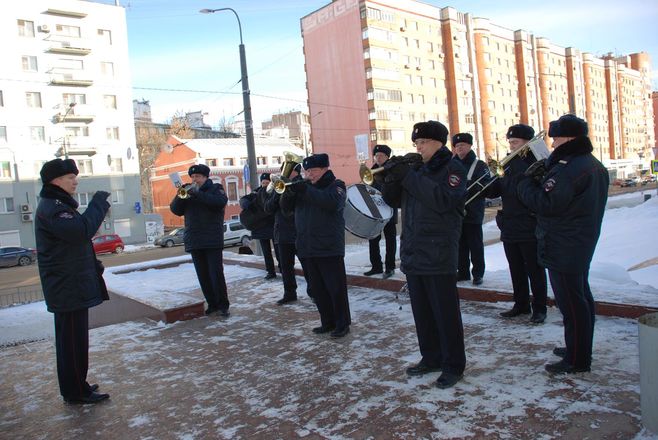 Оркестр нижегородской полиции сделал музыкальный подарок женщинам (ФОТО, ВИДЕО) - фото 25