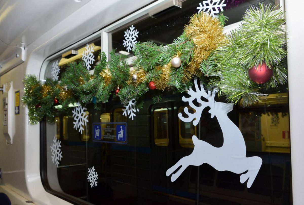Новогодние поезда появились в нижегородском метро - фото 1