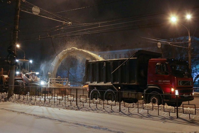 Дорожные службы Нижнего Новгорода мобилизовали дополнительную спецтехнику для вывоза снега - фото 1