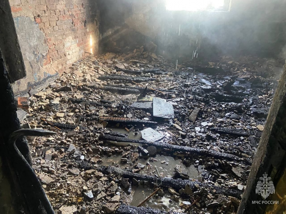 Двухэтажный дом горит в Автозаводском районе  Нижнего Новгорода - фото 2
