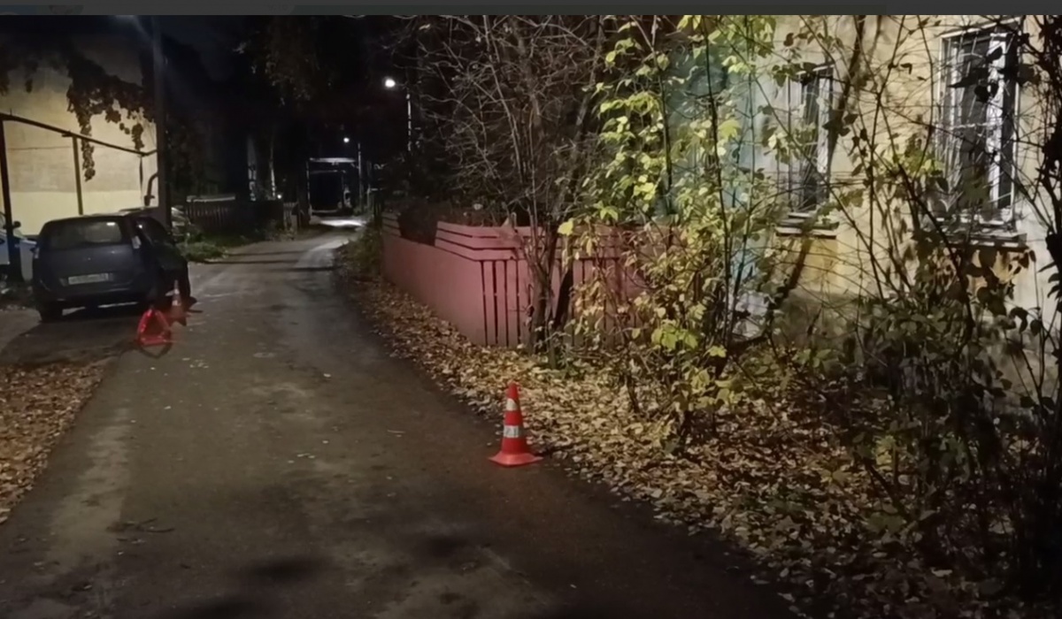 Ребенок попал под колеса авто во дворе дома в Нижнем Новгороде - фото 1