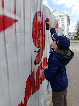 Почти 100 дзержинцев прияли участие в создании граффити ко Дню Победы - фото 2