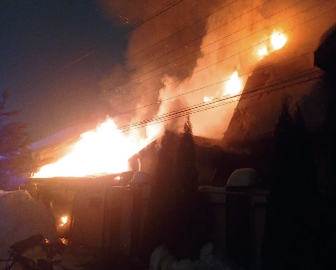 Жилые дома и постройки сгорели на улице Ушинского в Нижнем Новгороде  - фото 1