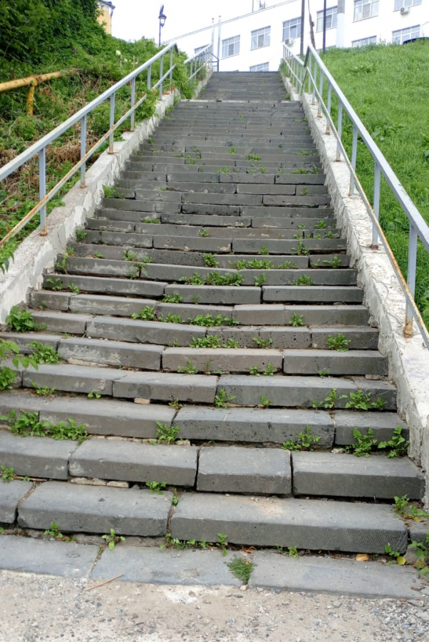 Опасные лестницы на набережной Федоровского начали ремонтировать - фото 1