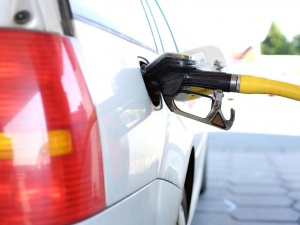 Почему нефть подешевела, а бензин — нет