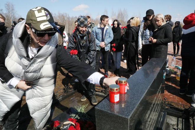 Артисты шоу Эрадзе прибрались на могиле актрисы Маргариты Назаровой в Нижнем Новгороде - фото 2