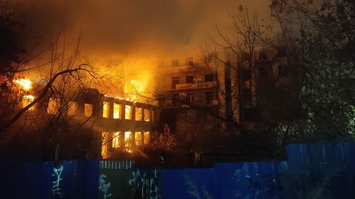 Пристрой к Дому чекиста горел в Нижнем Новгороде - фото 1
