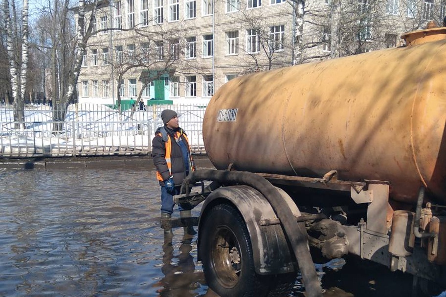 Талые воды откачивают с улиц Автозаводского района  - фото 1