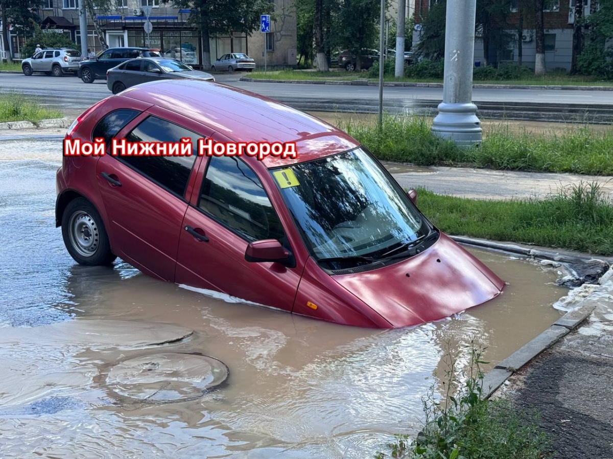 Припаркованная машина утонула из-за провала на улице Бекетова - фото 1