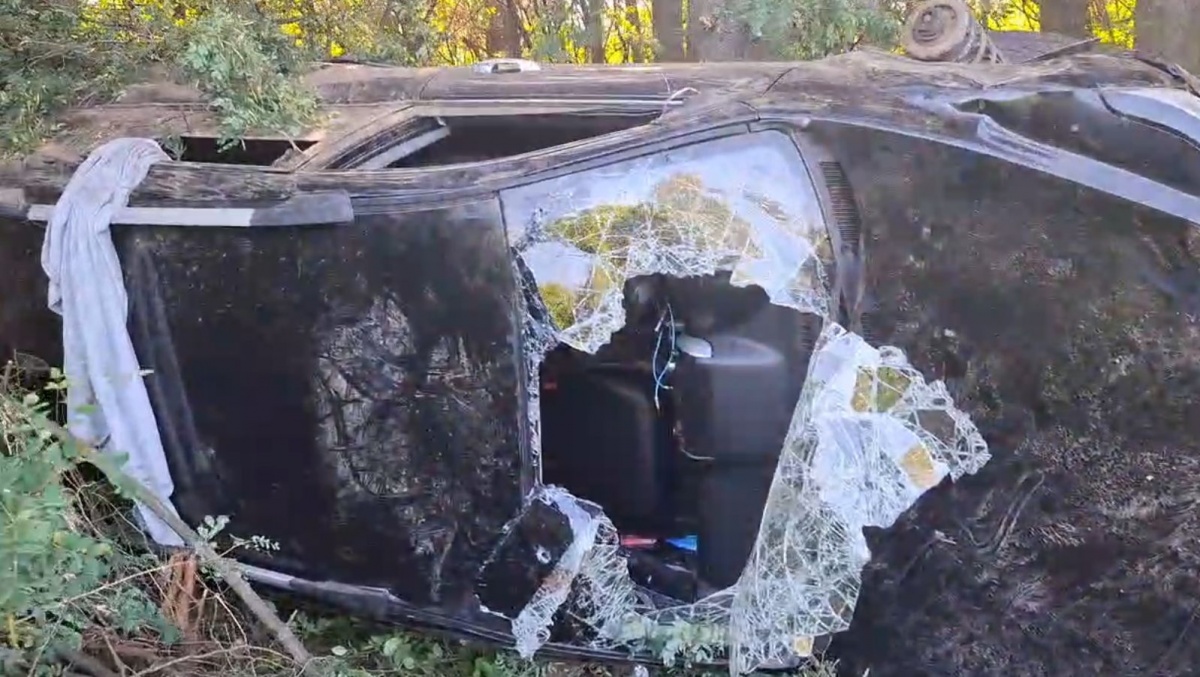Автомобиль опрокинулся в Богородском округе: двое пострадали - фото 1
