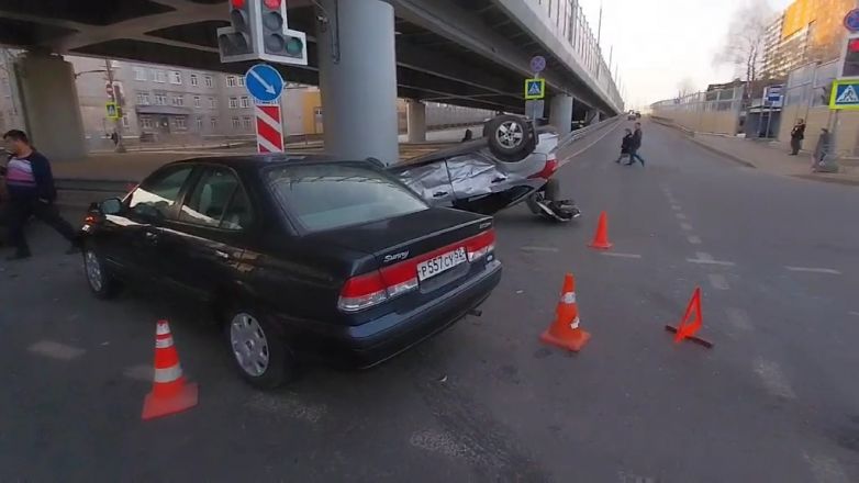Hyundai перевернулся на крышу после столкновения с Mitsubishi в Сормове - фото 4