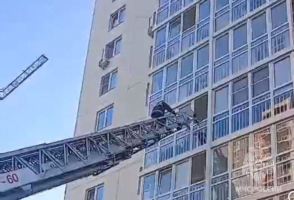 Нижегородские спасатели сняли четырехлетнего ребенка с балкона пятого этажа
