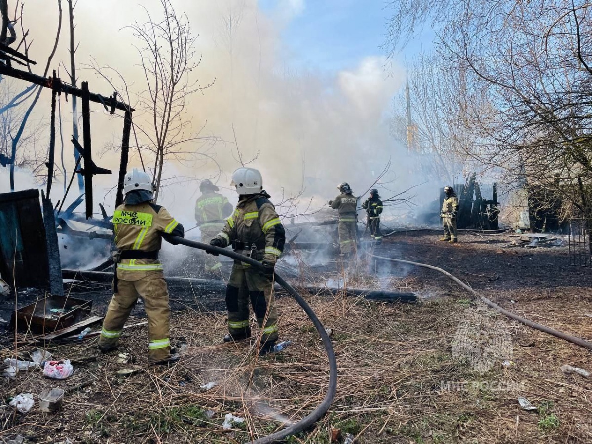 Восемь заброшенных сараев уничтожены огнем в Выксе - фото 1