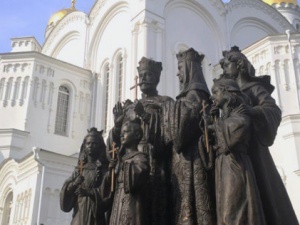 Памятник семье императора Николая II торжественно откроют в Дивеевском монастыре