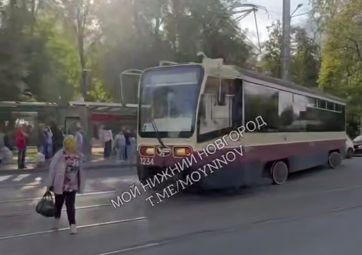 Трамвай сошел с рельсов недалеко от парка в Нижнем Новгороде - фото 1