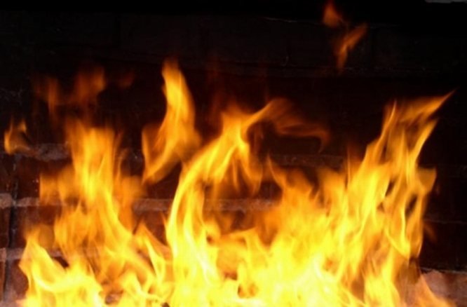 Три человека сгорели заживо в строительном вагоне в Володарском районе - фото 1