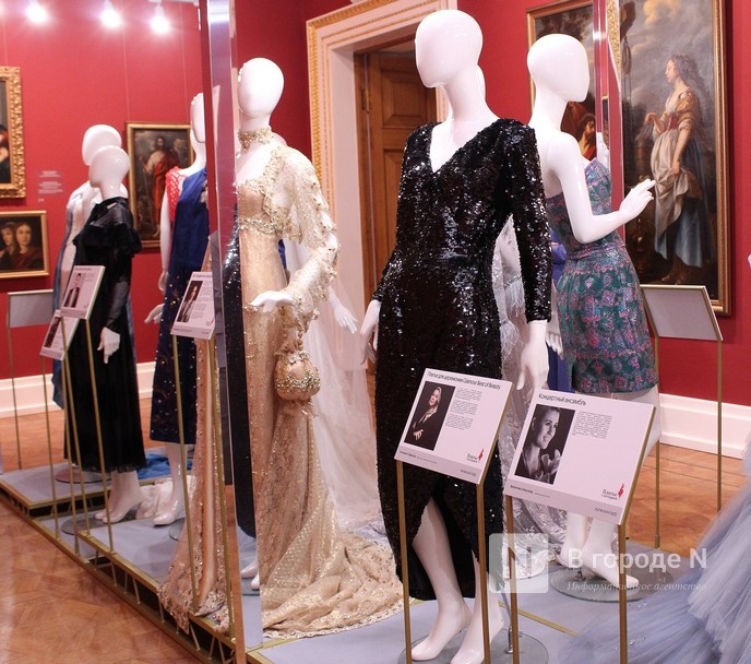 О чем рассказали платья: выставка костюмов с историей проходит в Нижнем Новгороде - фото 2
