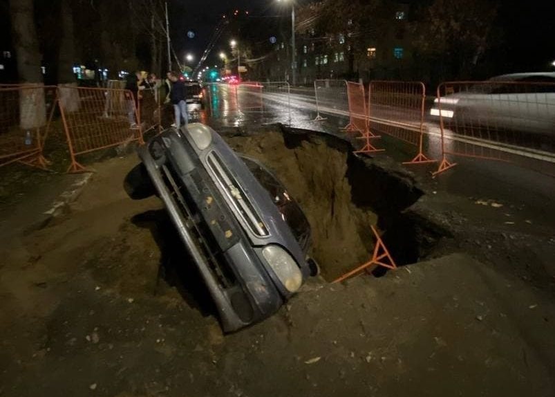 Автомобиль провалился в яму на улице Ванеева в Нижнем Новгороде - фото 1