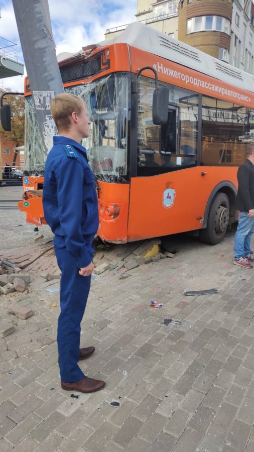 Пять человек обратились за помощью к медикам после ДТП на площади Сенной с участием автобуса - фото 2