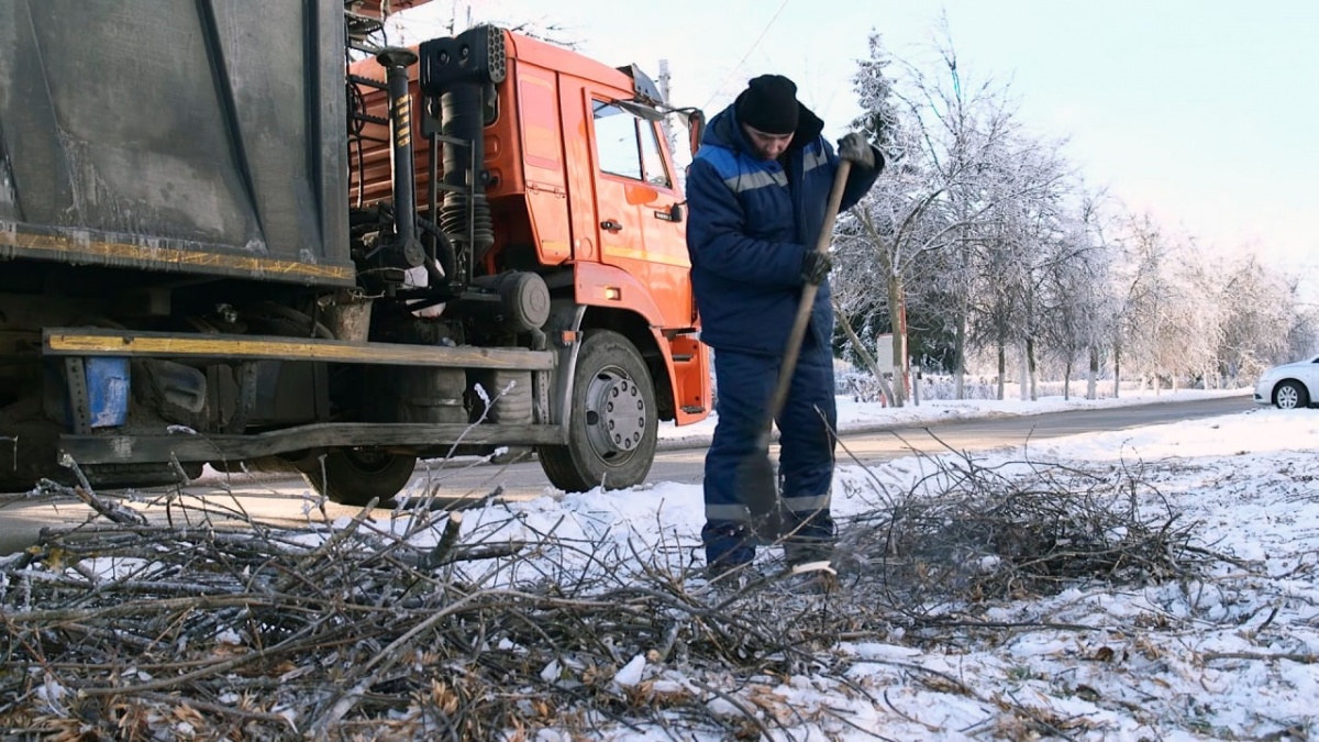 Более 200 кубометров сломанных ледяным дождем веток вывезено с территории Дзержинска - фото 1