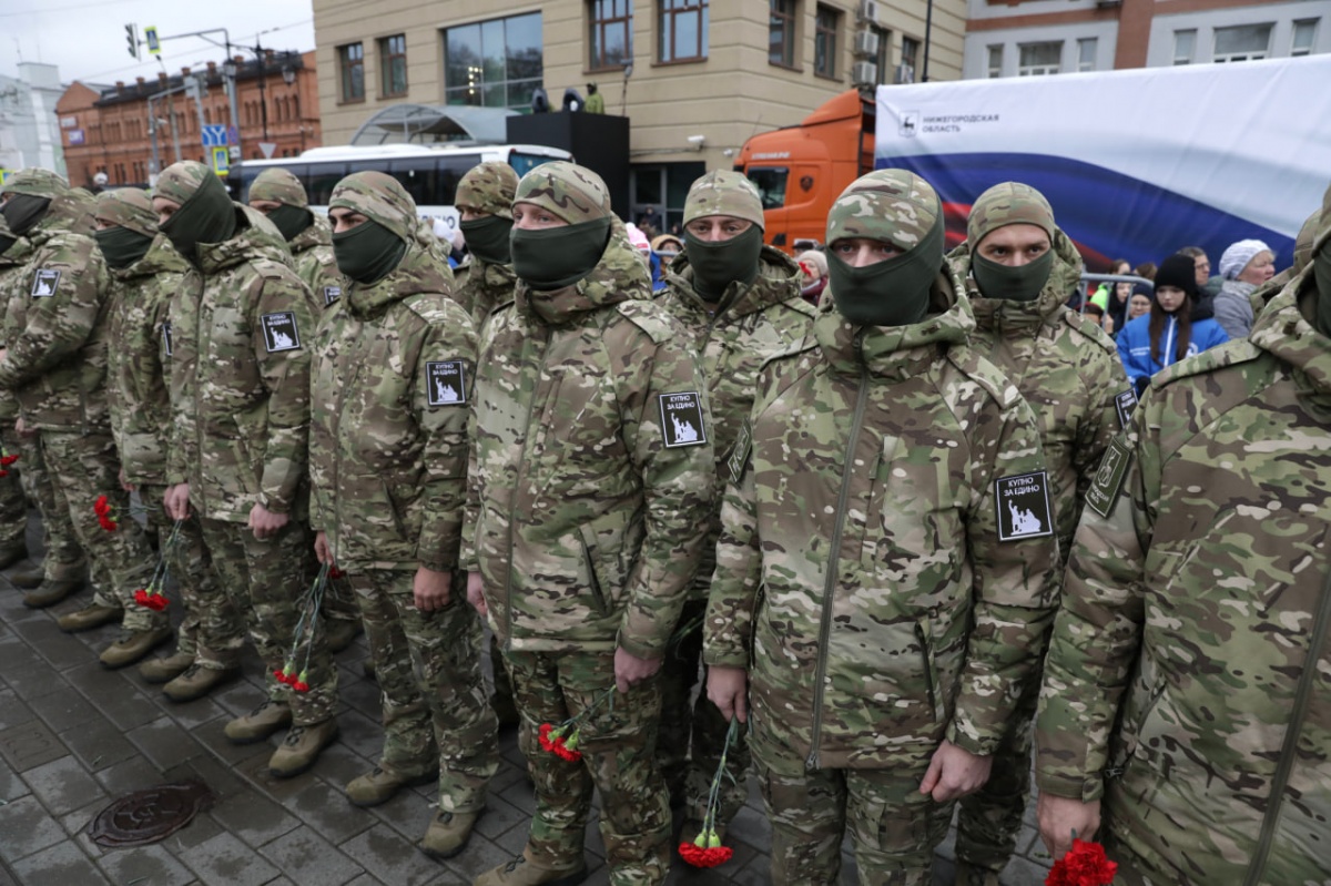 Отряд из 30 нижегородцев отправился в зону СВО в День народного единства - фото 1