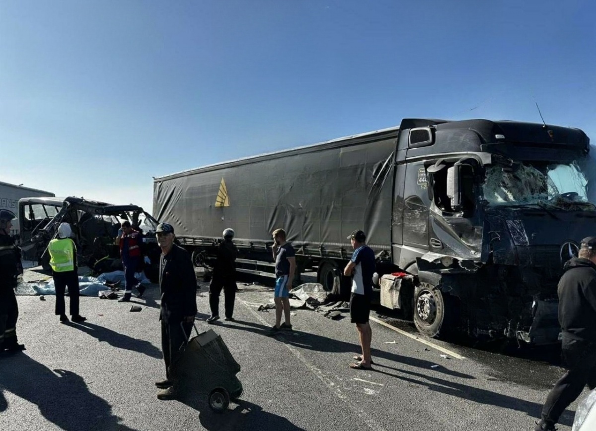 Три человека погибли в столкновении грузовика и маршрутной &laquo;ГАЗели&raquo; в Кстовском районе - фото 1