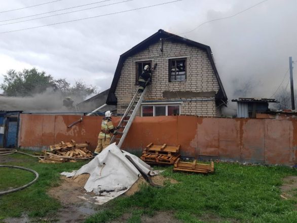 Два дома загорелись на улице Кузбасской в Нижнем Новгороде: погибла женщина - фото 2
