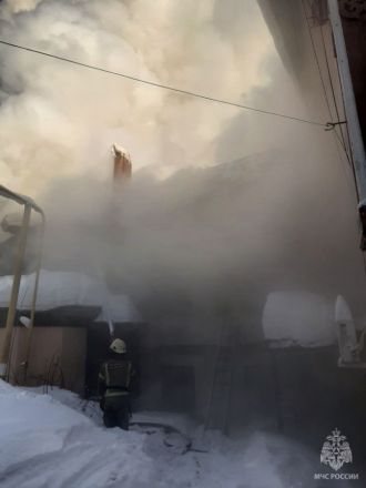 Опубликованы фото с места пожара в купеческом доме на Ильинской - фото 5