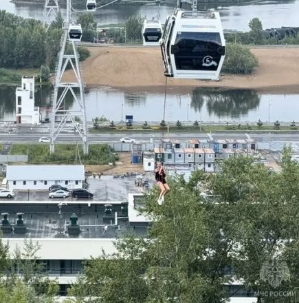 Появились фото спасения пассажиров из застрявших кабинок нижегородской канатки - фото 1